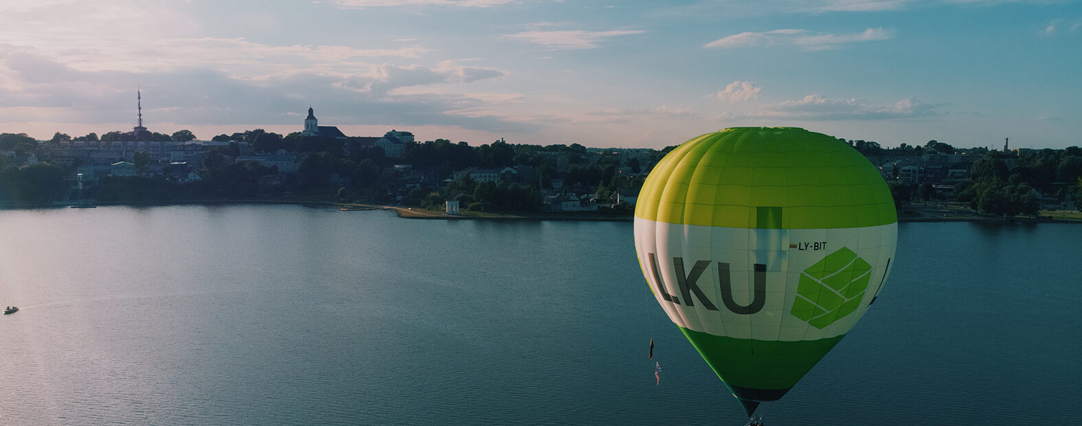 oro-balionas-LKU-kredito-unijų-grupė-dangus-pakilo-kelionė-logotipas