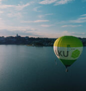 oro-balionas-LKU-kredito-unijų-grupė-dangus-pakilo-kelionė-logotipas