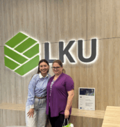 DUOday projekto viešnia kartu su personalo specialiste prie LKU kredito unijų grupės logotipo