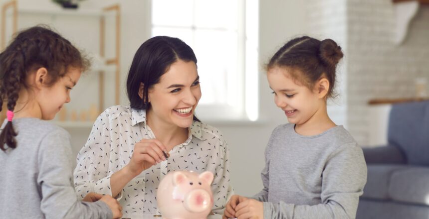 Mama ir dvi dukros meta monetą į kiaulę taupyklę