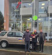 Panevėžio kredito unija, pastatatas, automobilis, Lietuvos ir Ukrainos vėliava, trys vyrai, parama