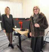 Kėdainių krašto kredito unija, dvi moterys, dovana, du kompiuteriai, socialinė atsakomybė